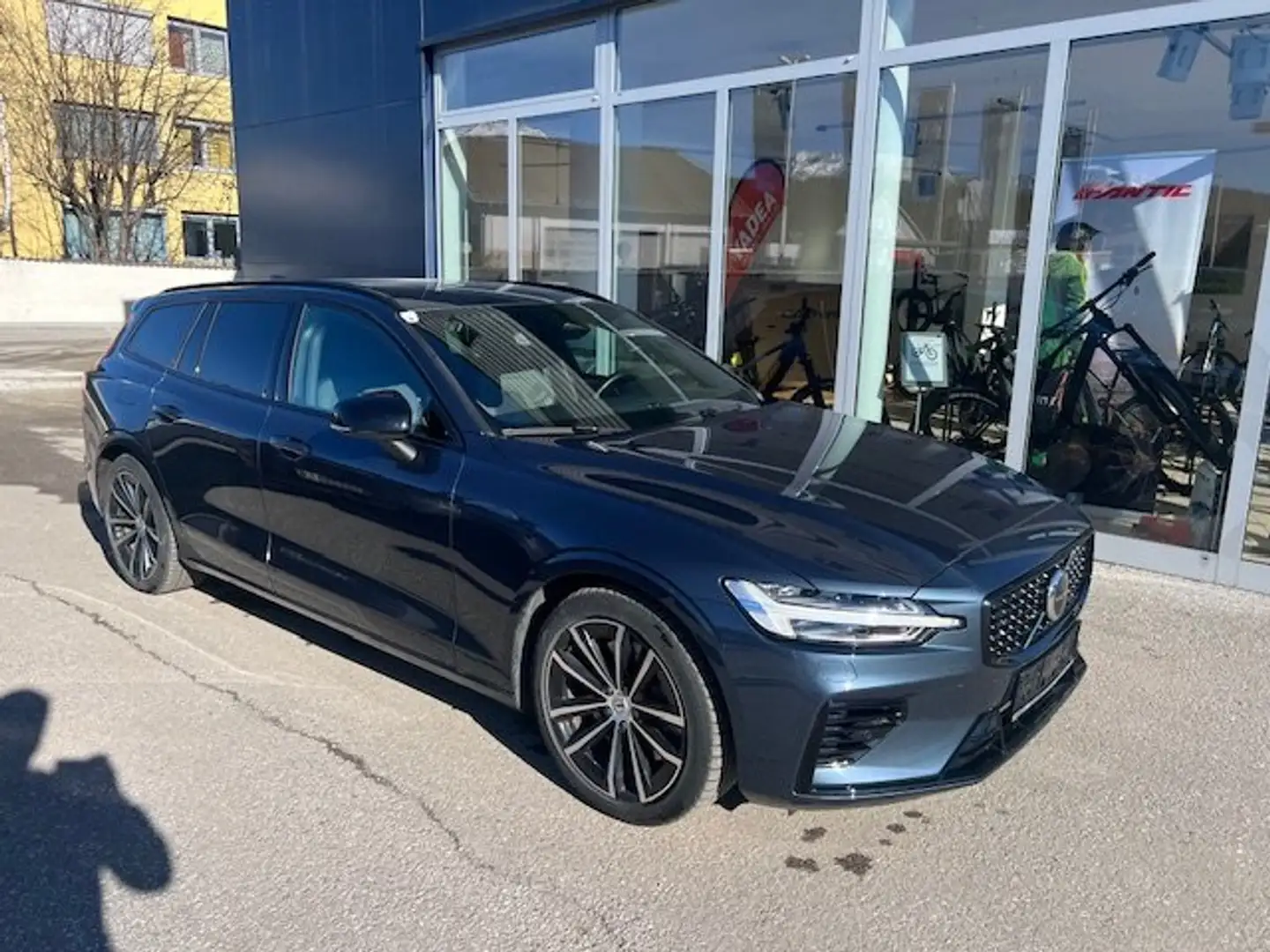 Volvo V60 Plus Dark Recharge Plug-In Hybrid AWD *12.000km* Blau - 1
