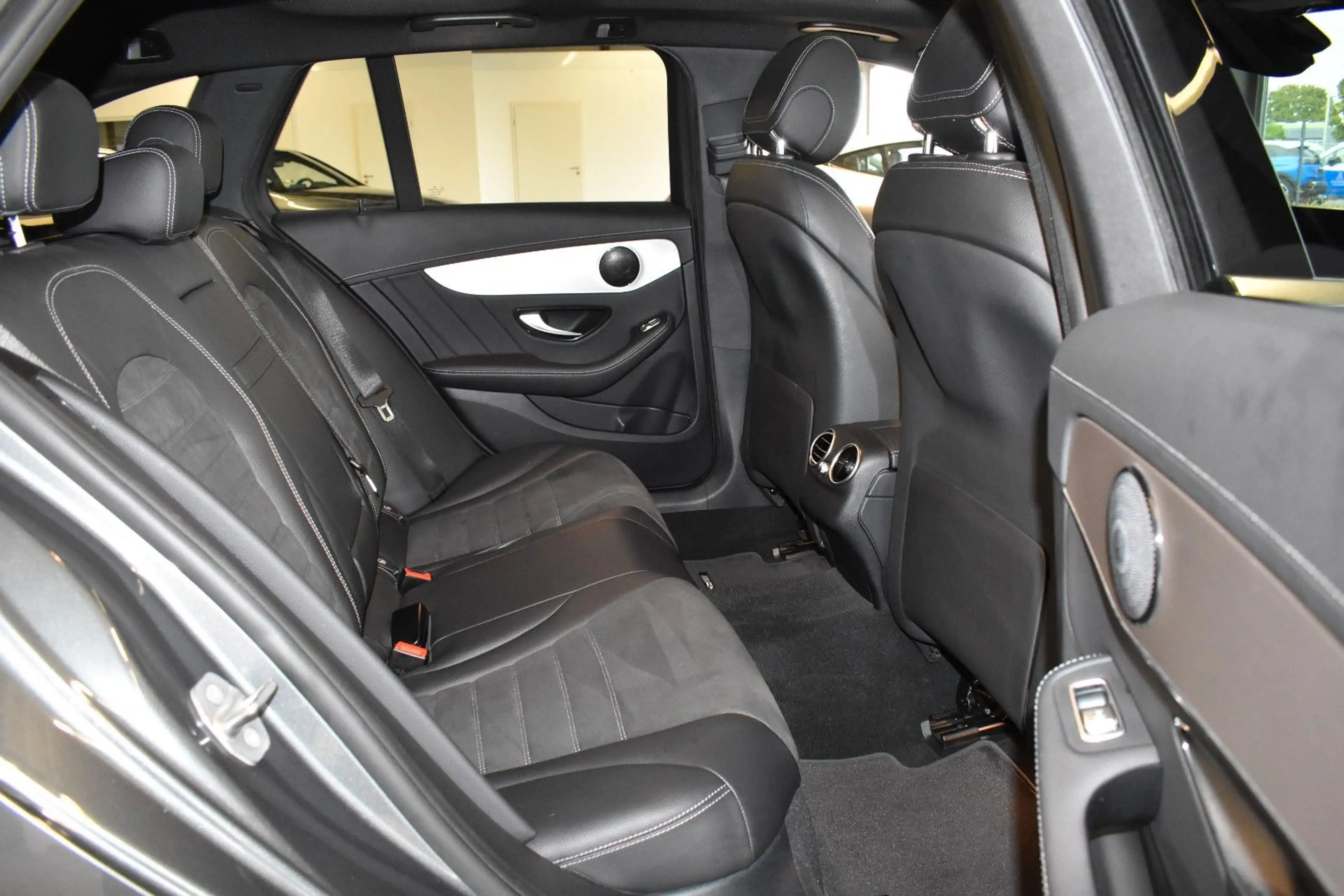 Mercedes-Benz C 300 d AMG/LED/AMBI/PANO/CARPLAY/DISTRONIC+/360° — photo 14