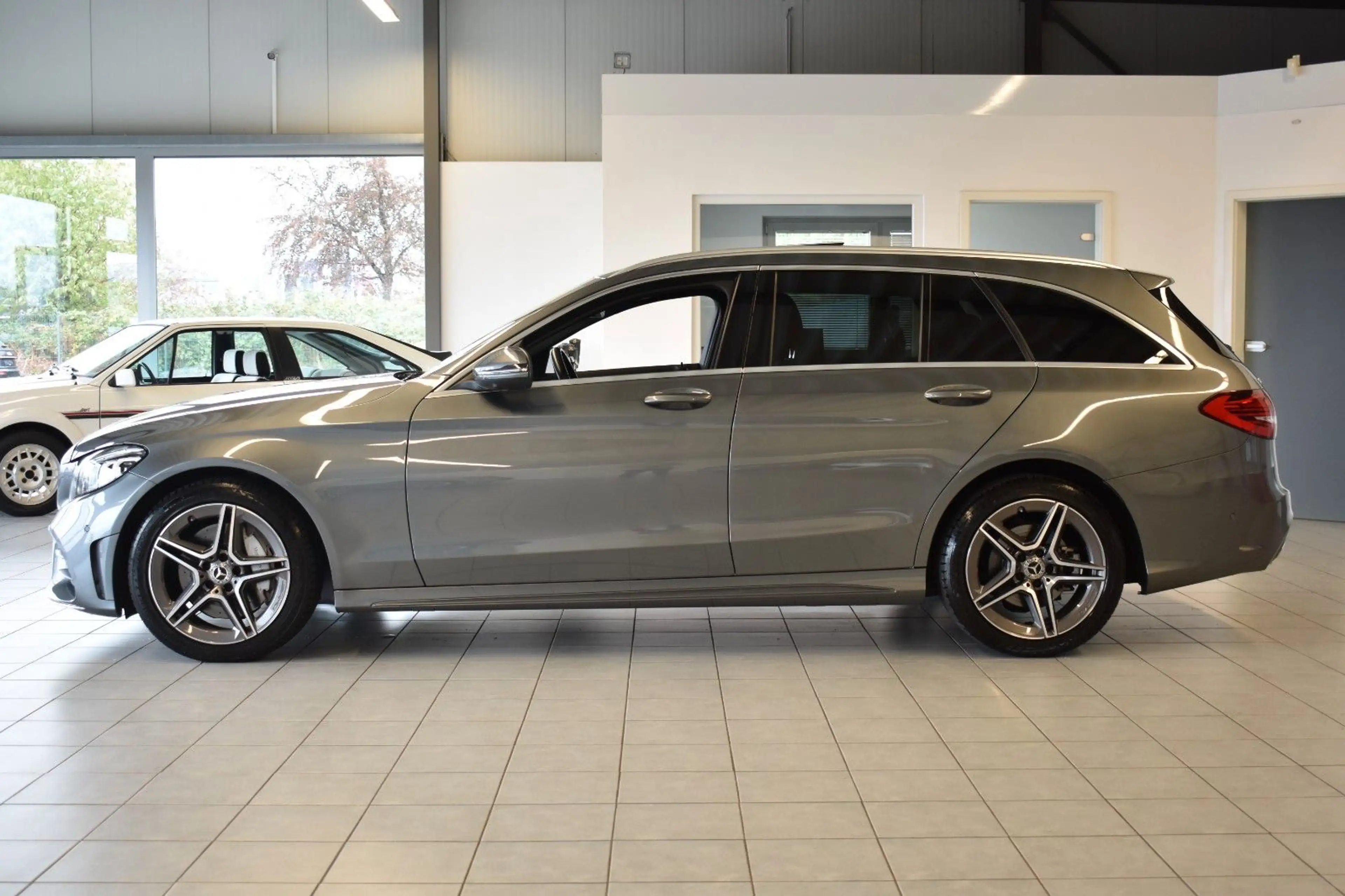 Mercedes-Benz C 300 d AMG/LED/AMBI/PANO/CARPLAY/DISTRONIC+/360° — photo 4