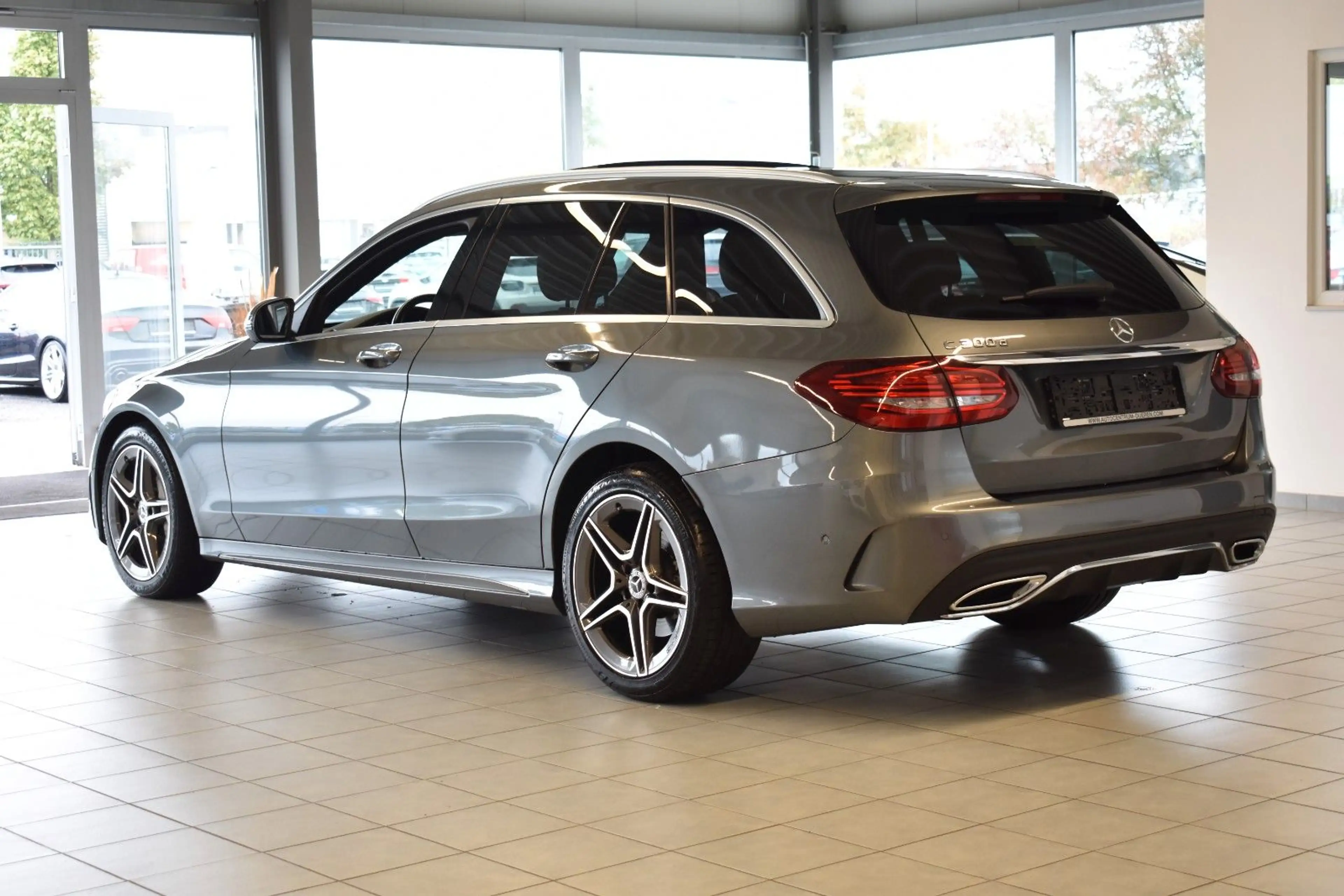 Mercedes-Benz C 300 d AMG/LED/AMBI/PANO/CARPLAY/DISTRONIC+/360° — photo 5