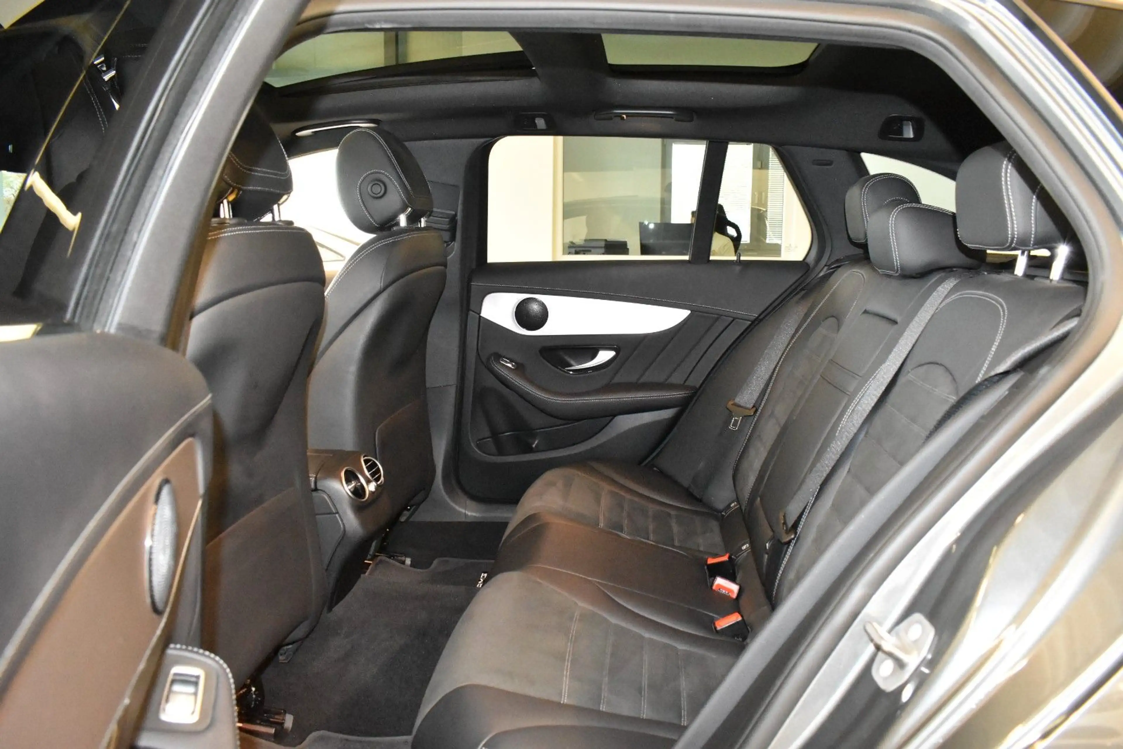 Mercedes-Benz C 300 d AMG/LED/AMBI/PANO/CARPLAY/DISTRONIC+/360° — photo 15