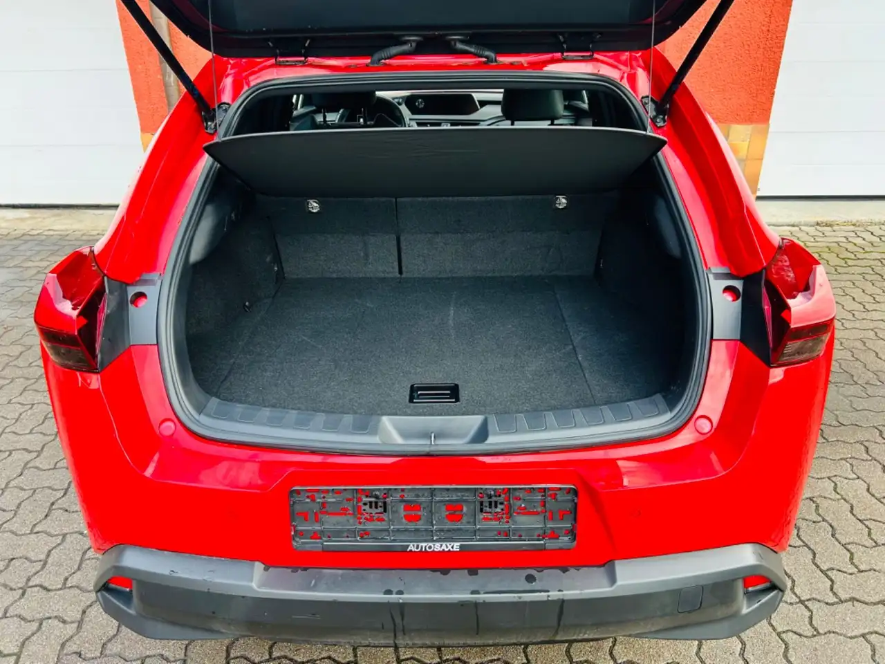 Lexus UX 250h SUV/Geländewagen/Pickup in Rot gebraucht in Mühldorf für €  25.440