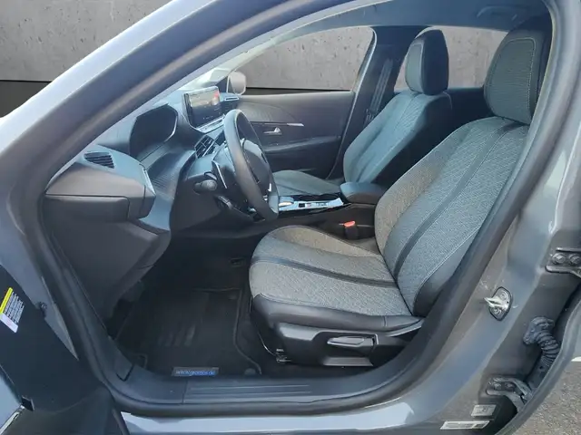 Peugeot 208 view 9