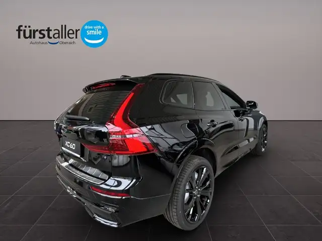 Volvo XC60 Black Edition Ultra, T6 AWD Plug-in Hybrid, Elektrisch/Benzi Ansicht 5