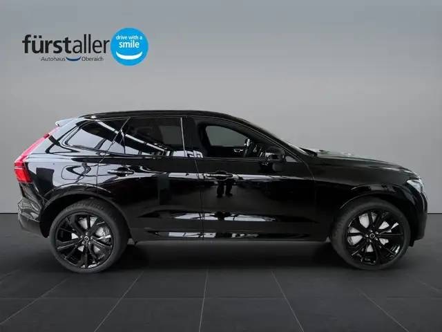 Volvo XC60 Black Edition Ultra, T6 AWD Plug-in Hybrid, Elektrisch/Benzi Ansicht 4