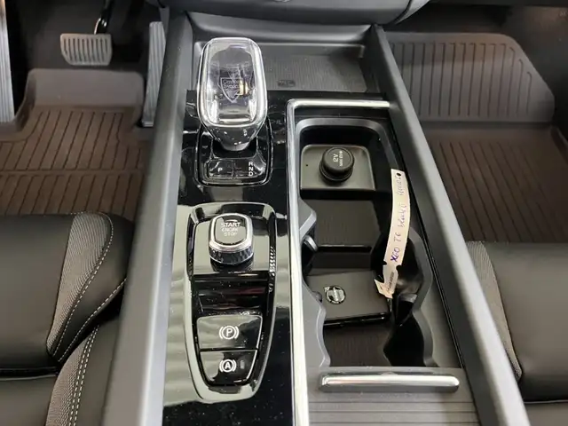 Volvo XC60 Black Edition Ultra, T6 AWD Plug-in Hybrid, Elektrisch/Benzi Ansicht 16