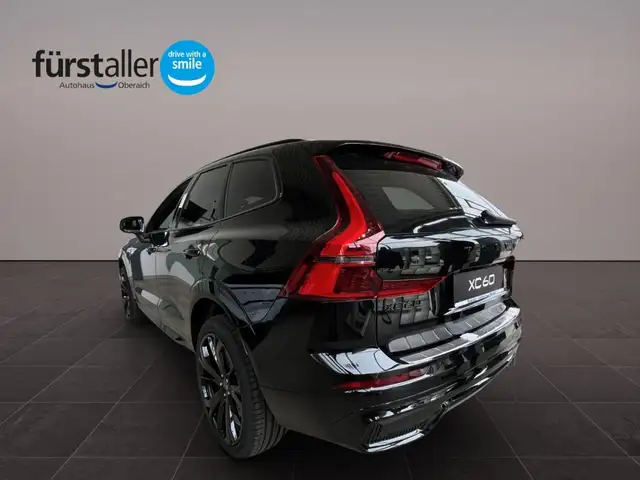 Volvo XC60 Black Edition Ultra, T6 AWD Plug-in Hybrid, Elektrisch/Benzi Ansicht 7