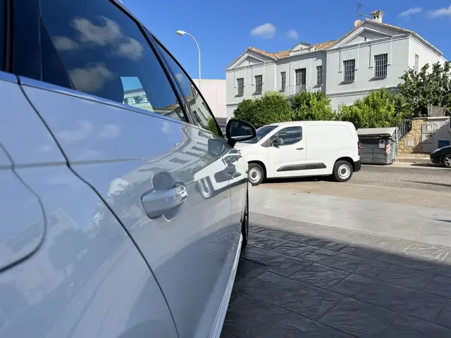 Audi A4 view 12