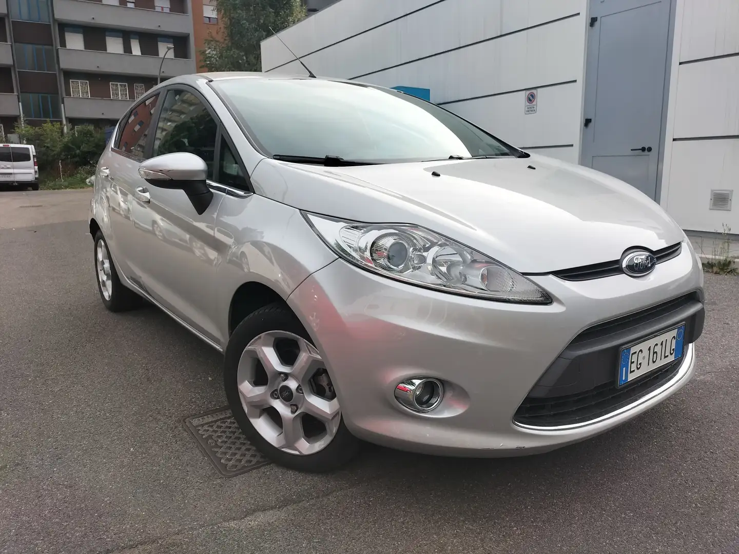 Ford Fiesta TENUTA BENE! Brun - 1