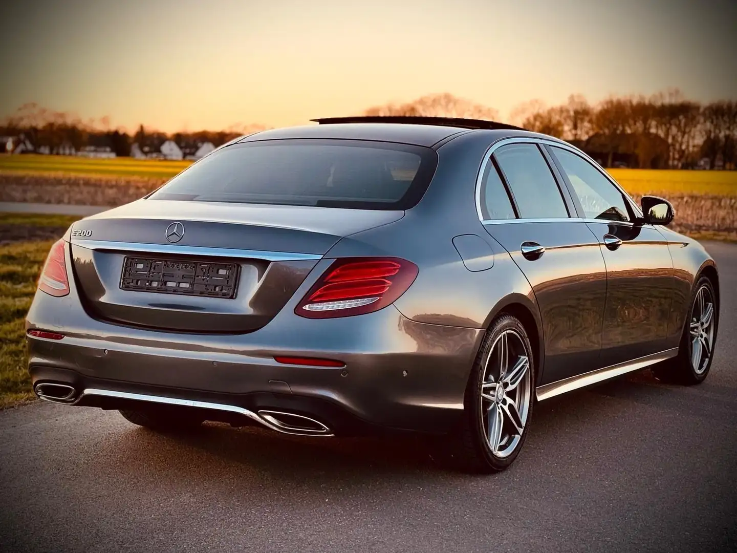 Mercedes-Benz E 200 AMG+Panorama+Navi+LED+ACC+Kamera Grau - 2