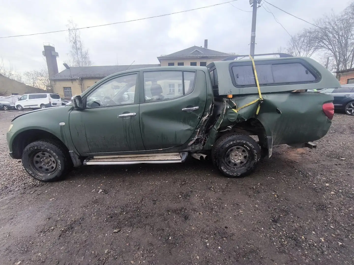 Mitsubishi L200 Invite Doppelkabine 4WD 2.5 DI-D Schwarz - 1