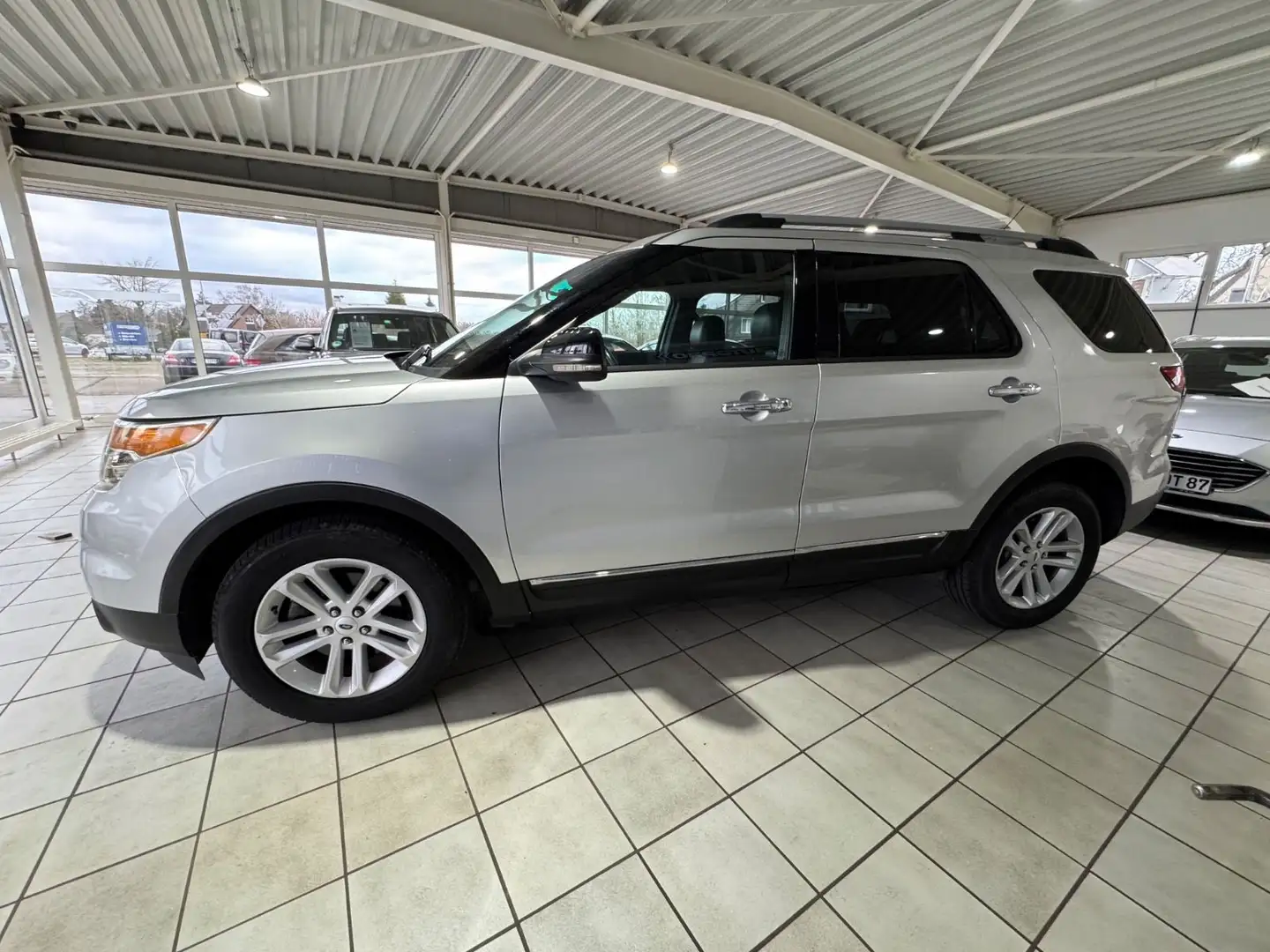 Ford Explorer 2.0 XLT/AUTOM/2x4/GSD/LEDER/7 SITZE/LPG Grau - 2