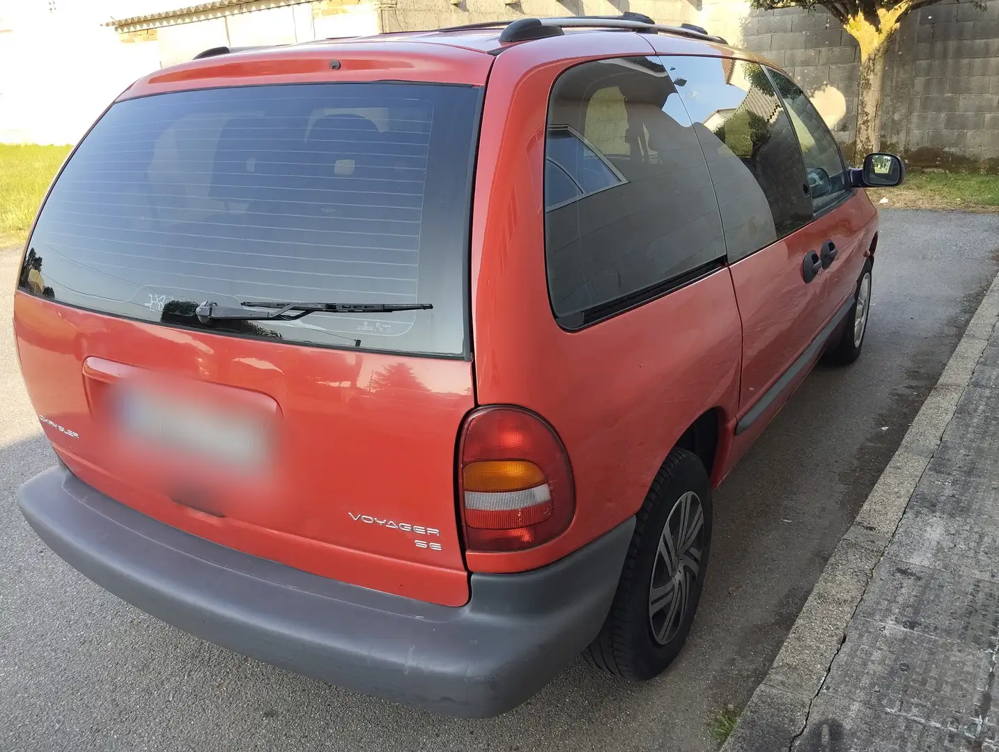 Chrysler Voyager Voyager 2.4 LE EFI LE Красный - 1