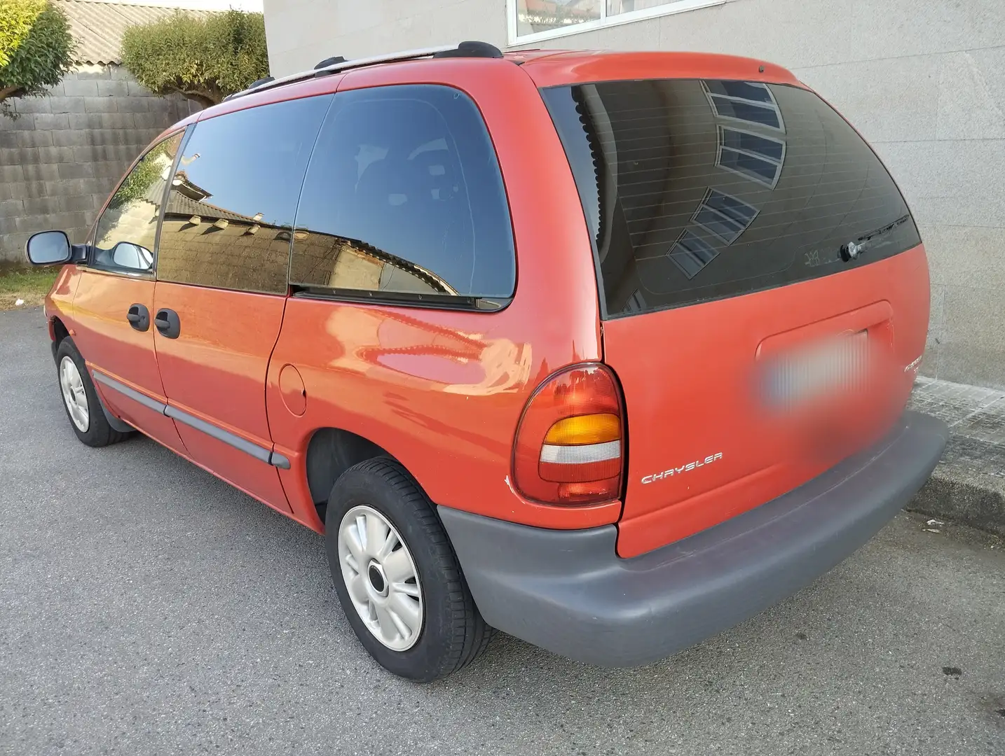 Chrysler Voyager Voyager 2.4 LE EFI LE Красный - 2