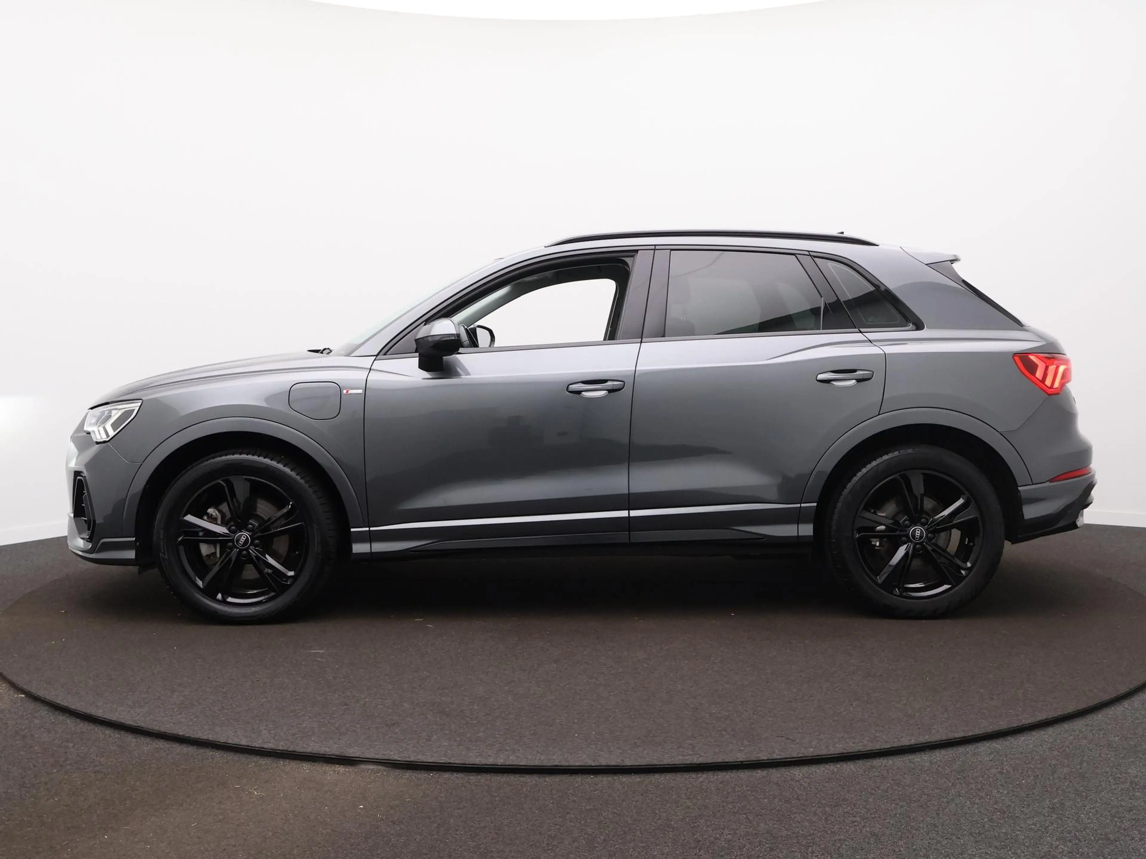Audi Q3 45 TFSI e S edition | ACC | Camera | Side Assist | — photo 9
