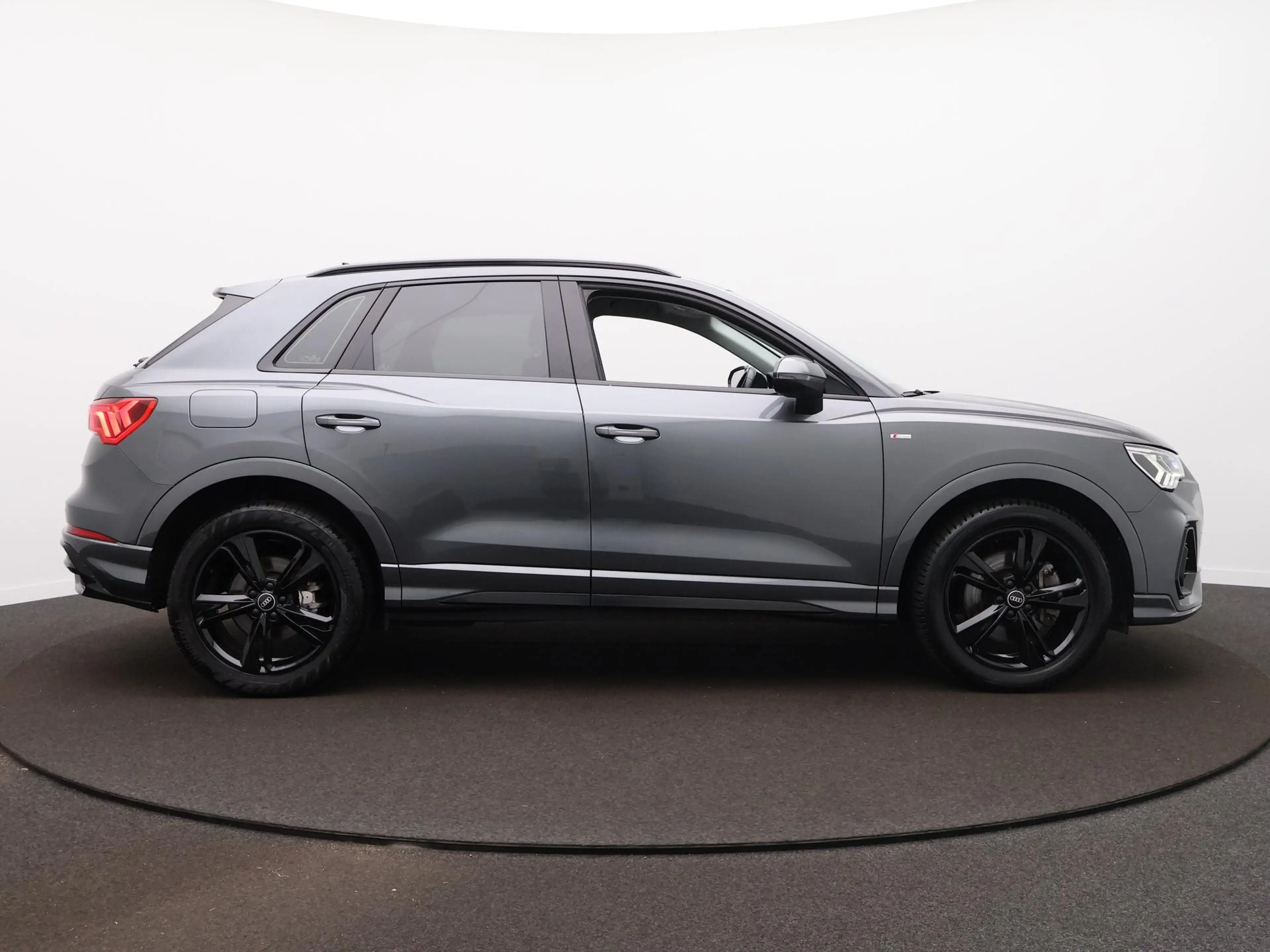 Audi Q3 45 TFSI e S edition | ACC | Camera | Side Assist | — photo 5