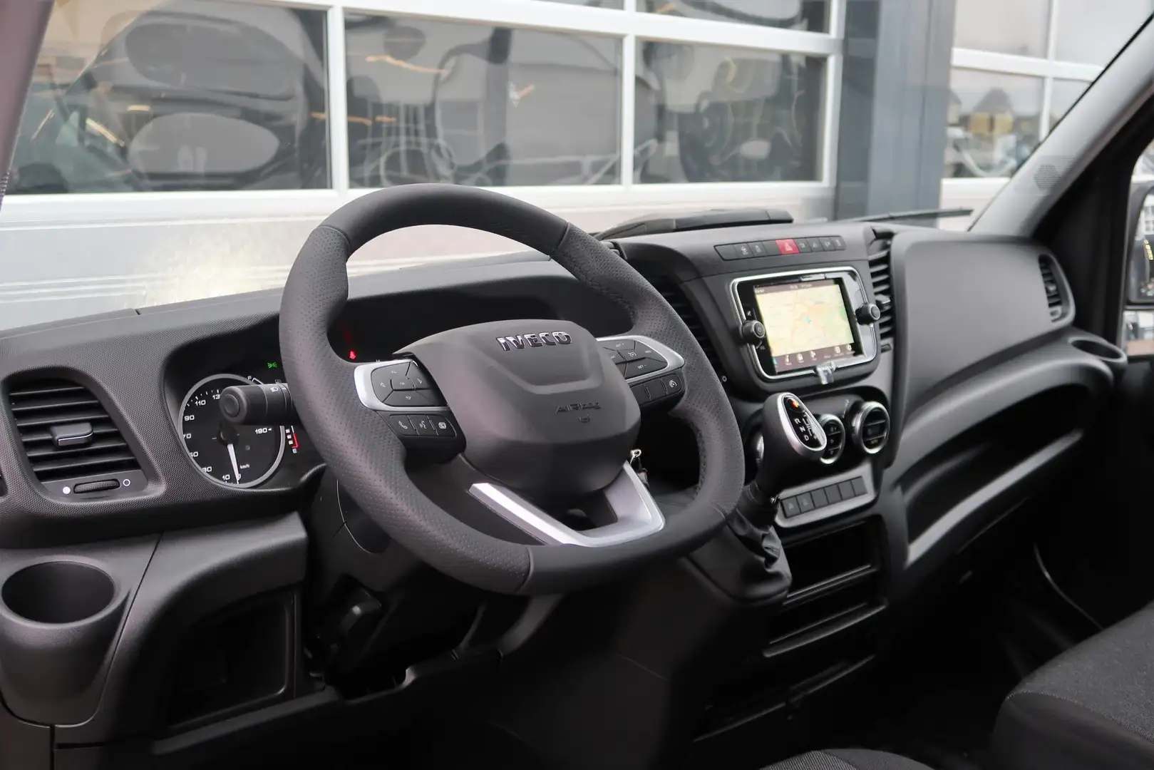 Iveco Daily 35S18HV 3.0 L2H2 AUT/ 2X SCHUIFDEUR/ CAMERA/ LED/ Grigio - 2