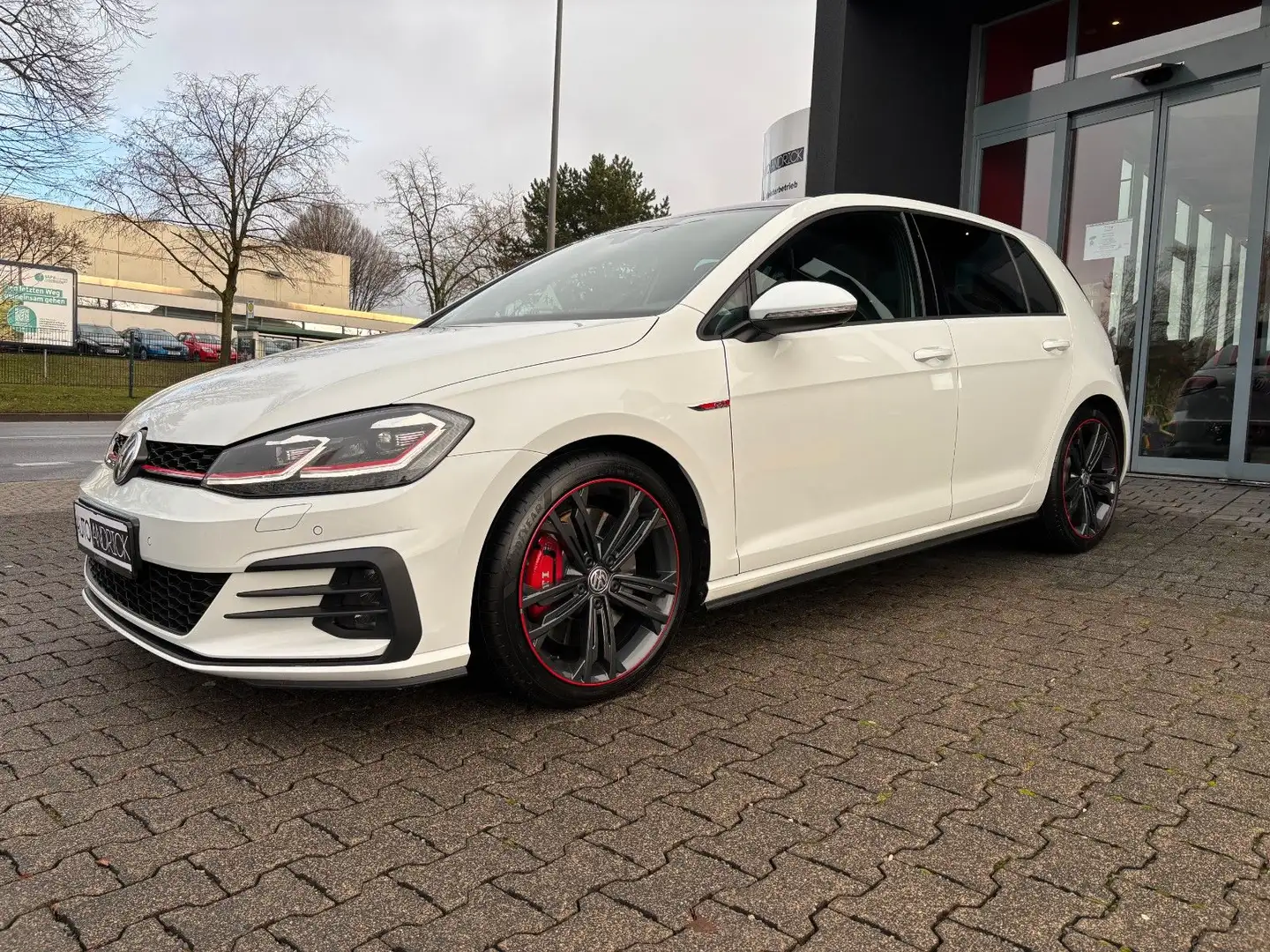 Volkswagen Golf VII GTI Performance PANO LED PDC AHK ACC Weiß - 1