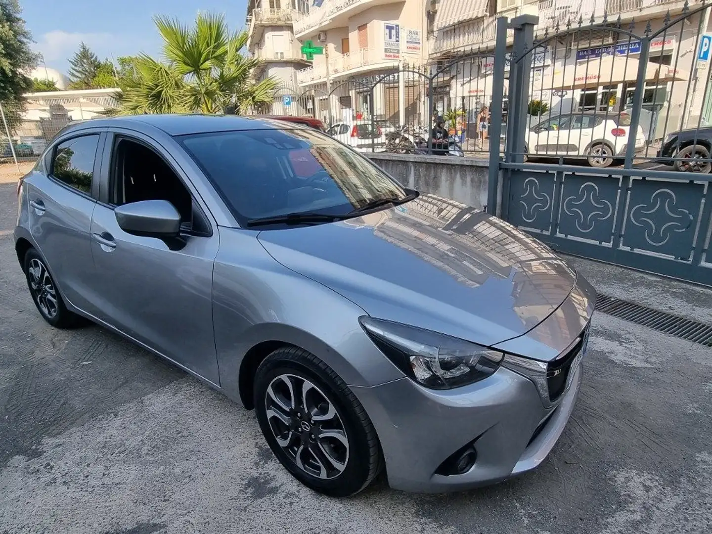 Mazda 2 1.5 105 CV Skyactiv-D Exceed Šedá - 1