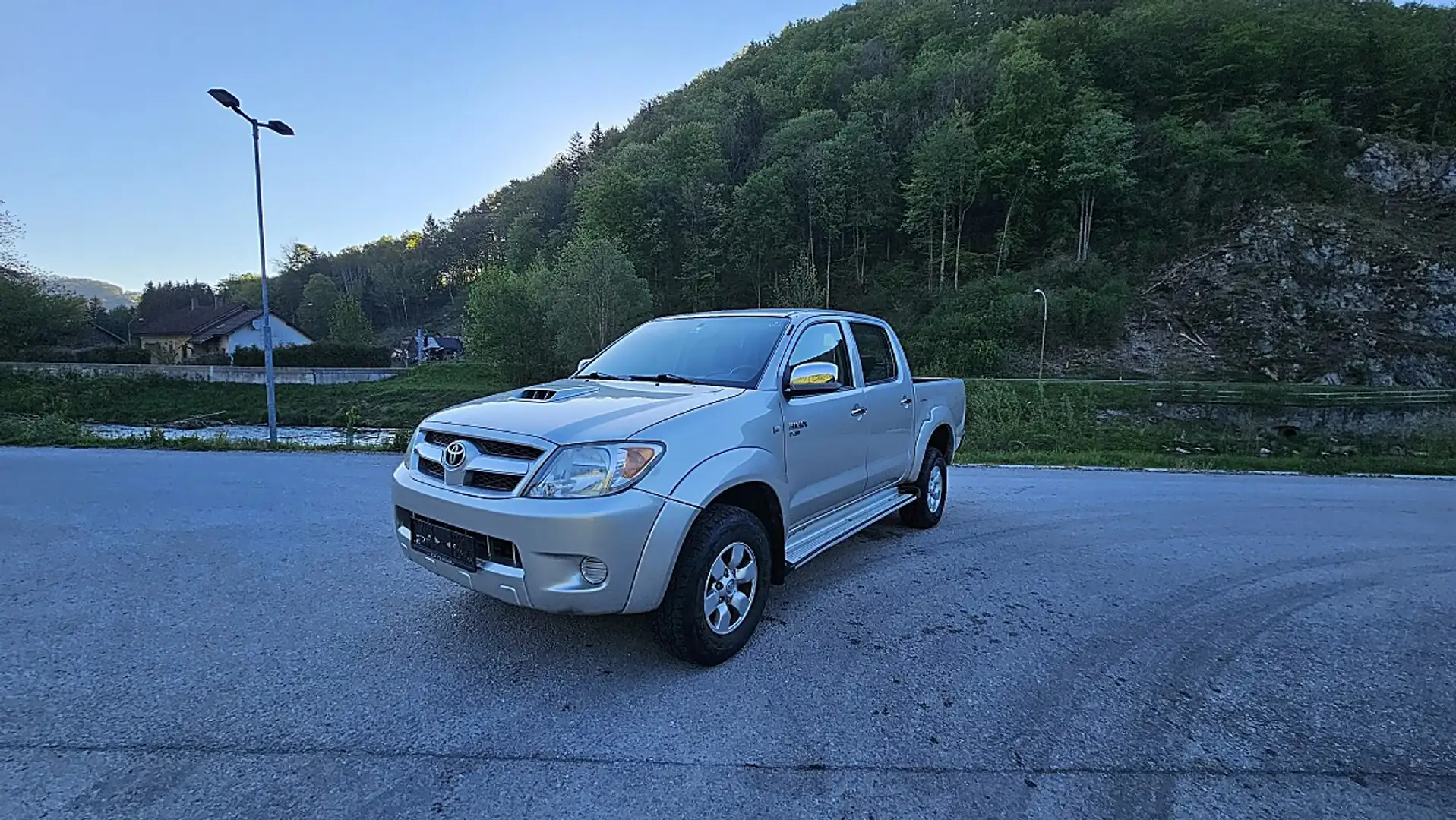 Toyota Hilux 2,5 D-4D 4x4 DoKa – Pritsche – 164.900 km – rob... - 1
