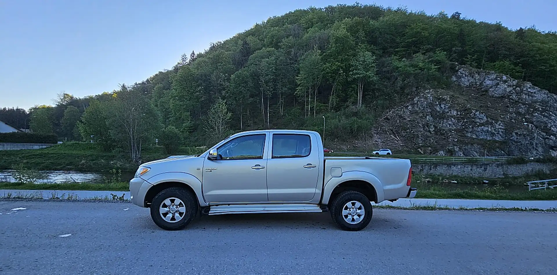 Toyota Hilux 2,5 D-4D 4x4 DoKa – Pritsche – 164.900 km – rob... - 2