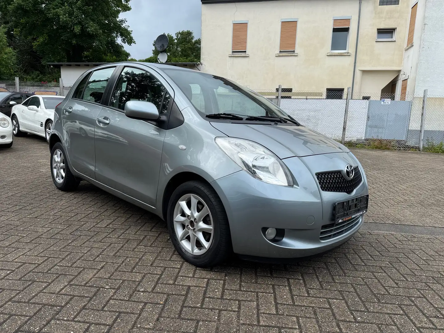 Toyota Yaris Klima, Alufelgen, Elktr. Fensterheber… Grau - 1