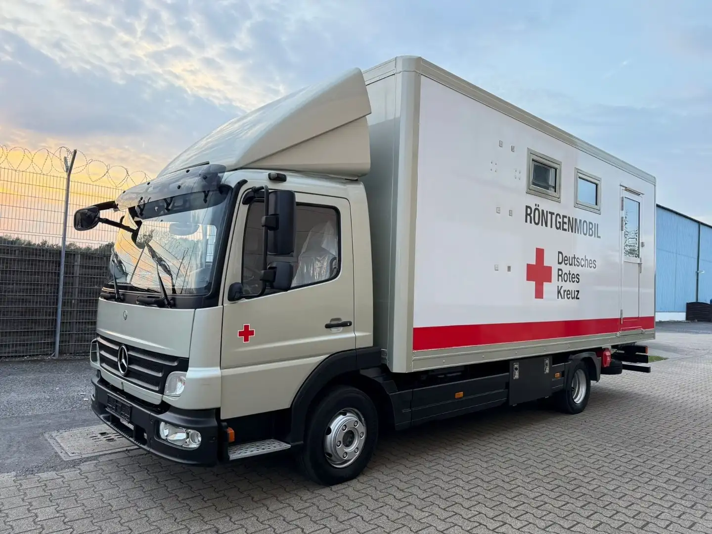 Mercedes-Benz Atego 816 *WOHNMOBIL*RÖNTGENMOBIL*CAMPER*UNIKAT* Grigio - 2