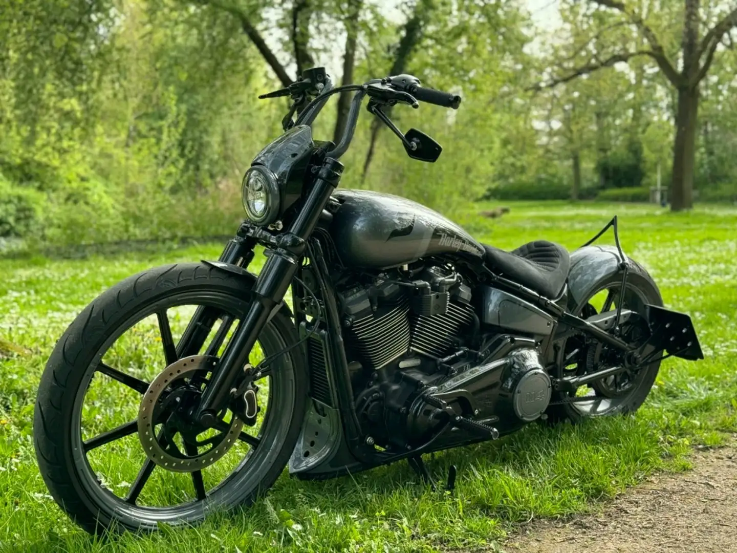 Harley-Davidson Street Bob Custom Schwarz - 1
