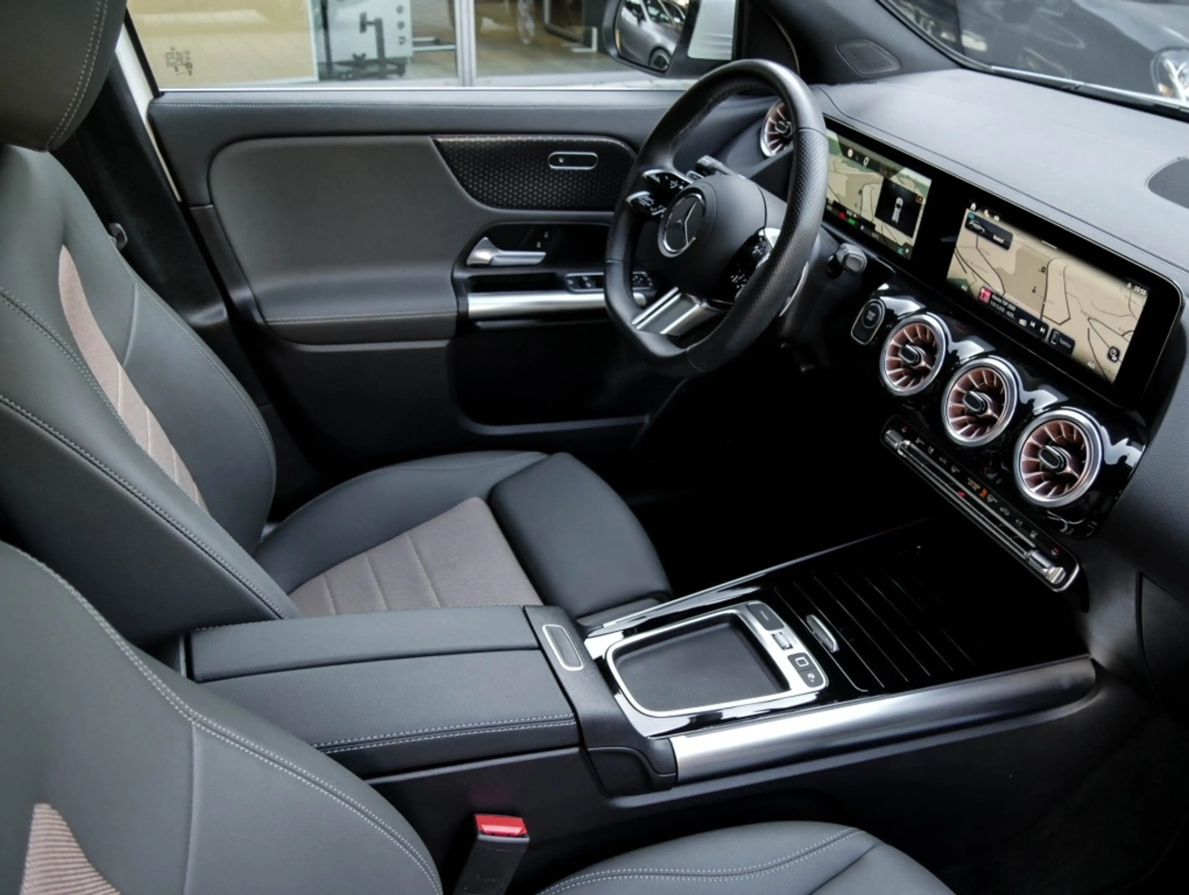 Mercedes-Benz EQA 300 4M Electr-Art/Pano/Keyl/Amb/Cam/LED/Totw — photo 4