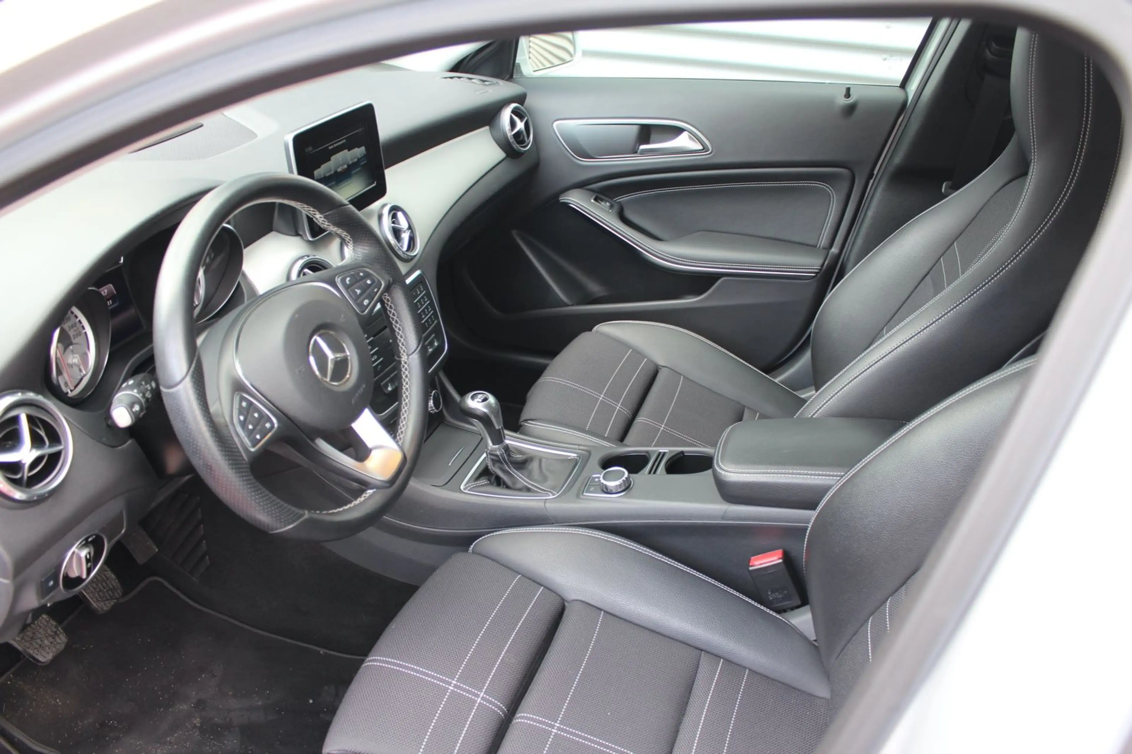 Mercedes-Benz GLA 180 URBAN KLIMA NAVI XENON PDC 18.ZOLL 2.Hd — photo 13