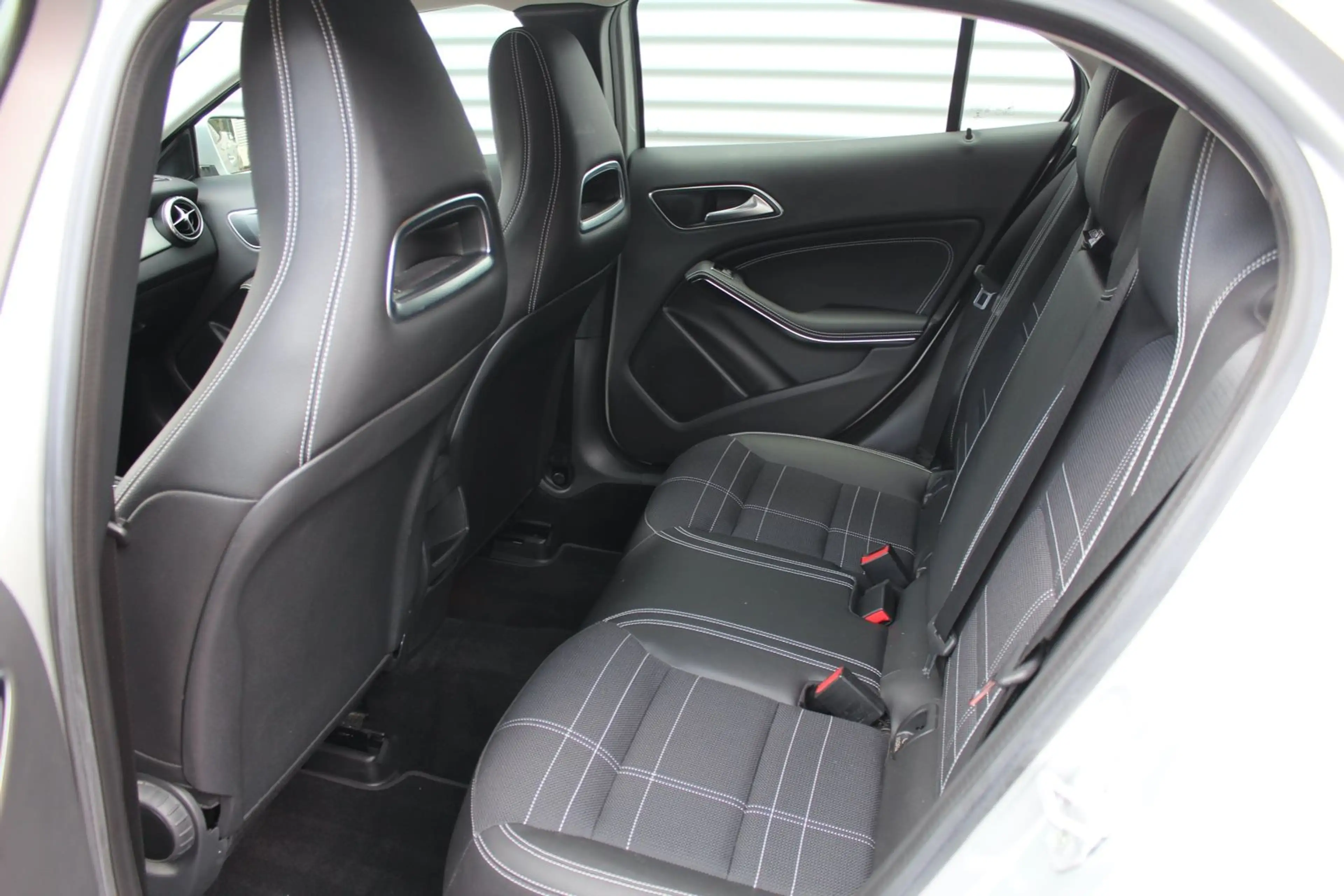Mercedes-Benz GLA 180 URBAN KLIMA NAVI XENON PDC 18.ZOLL 2.Hd — photo 12
