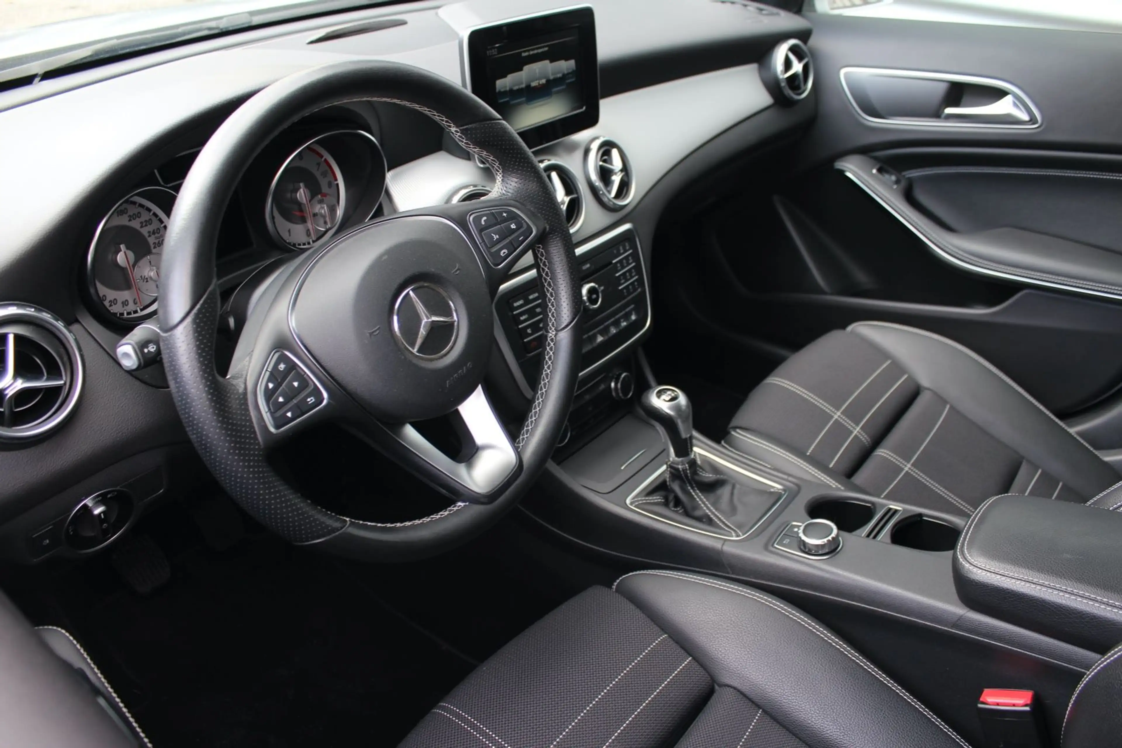 Mercedes-Benz GLA 180 URBAN KLIMA NAVI XENON PDC 18.ZOLL 2.Hd — photo 9
