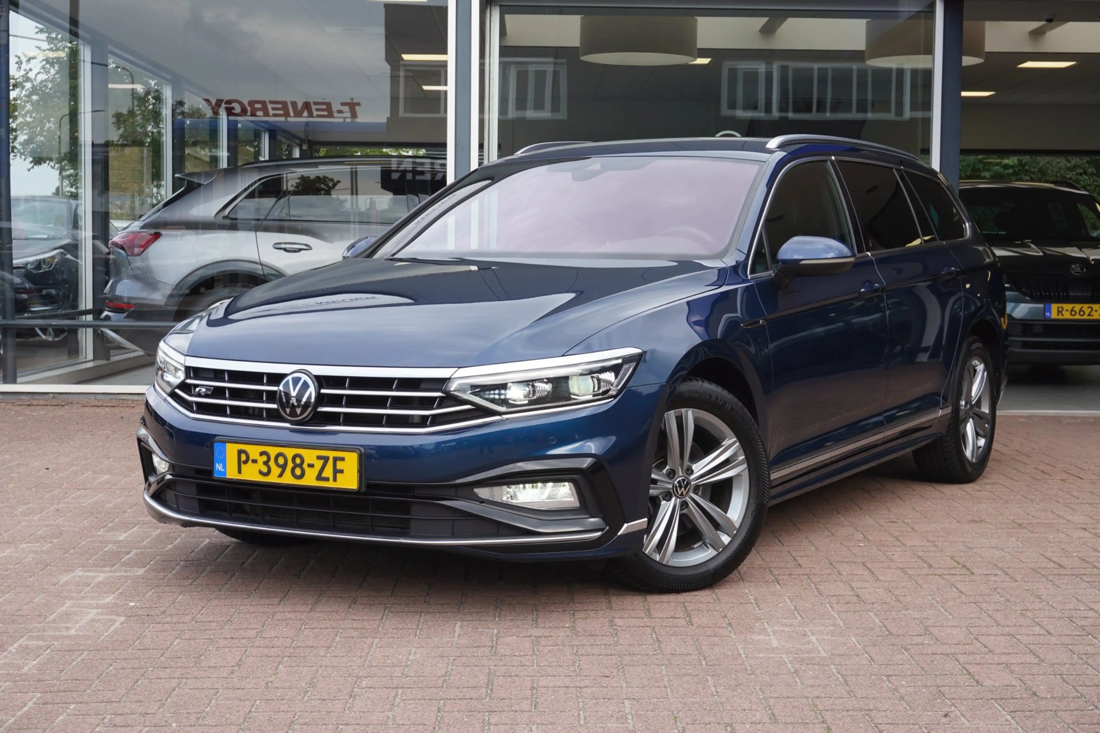 Volkswagen Passat Variant 1.5 TSI R-Line Business + Automaat | Navigatie | C