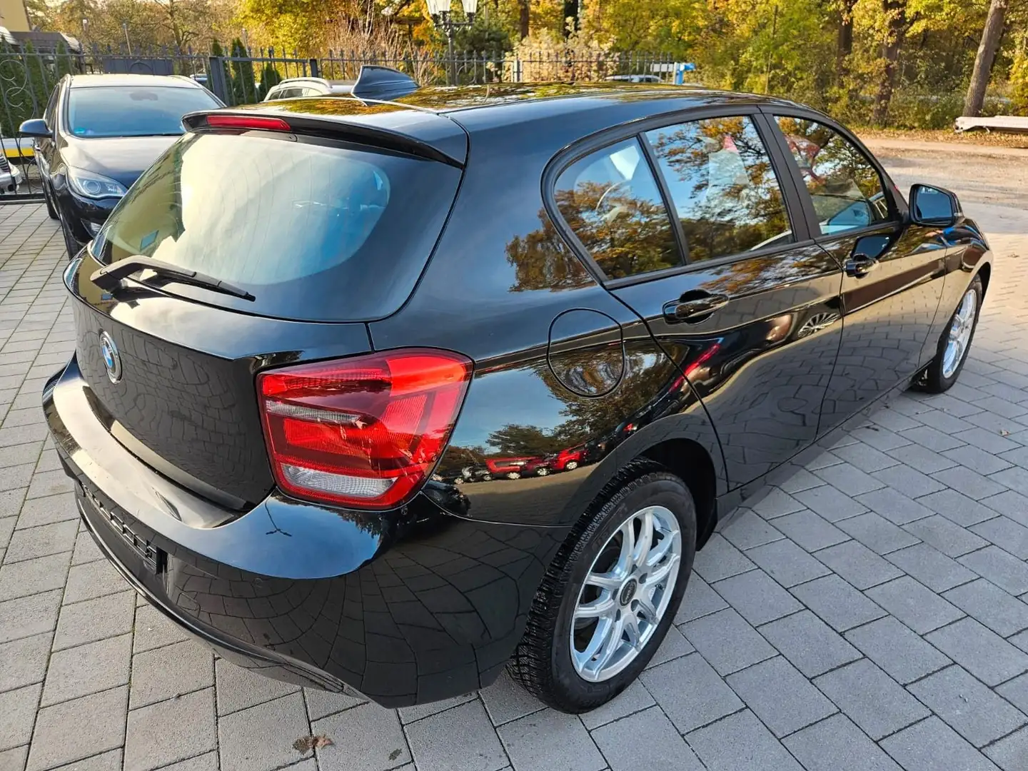 BMW 114 1 Limousine 5-trg. 114 i Negro - 2