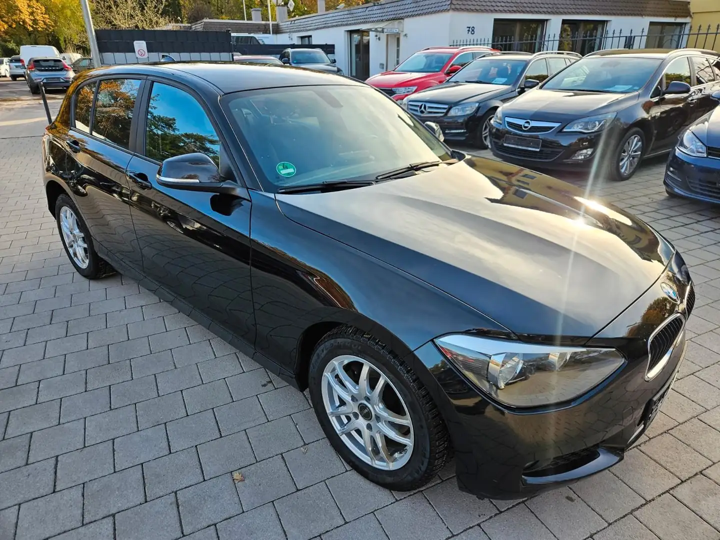 BMW 114 1 Limousine 5-trg. 114 i Negro - 1
