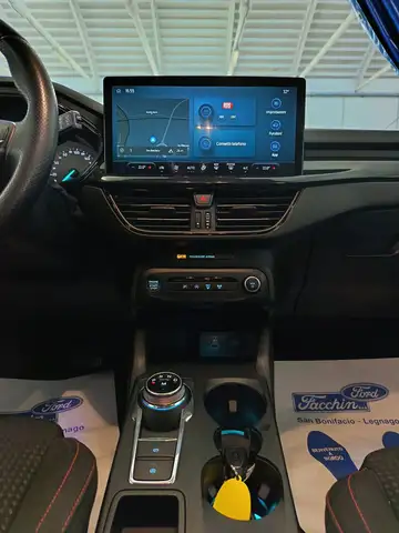 Ford Focus view 3