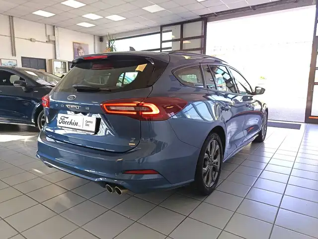Ford Focus view 14