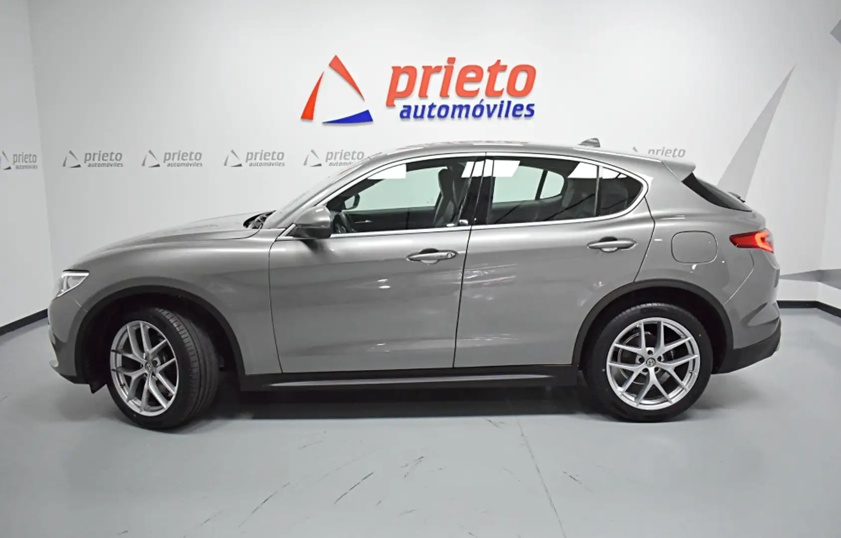 Alfa Romeo Stelvio 2.2 Executive Q4 210 Aut. Gris - 2