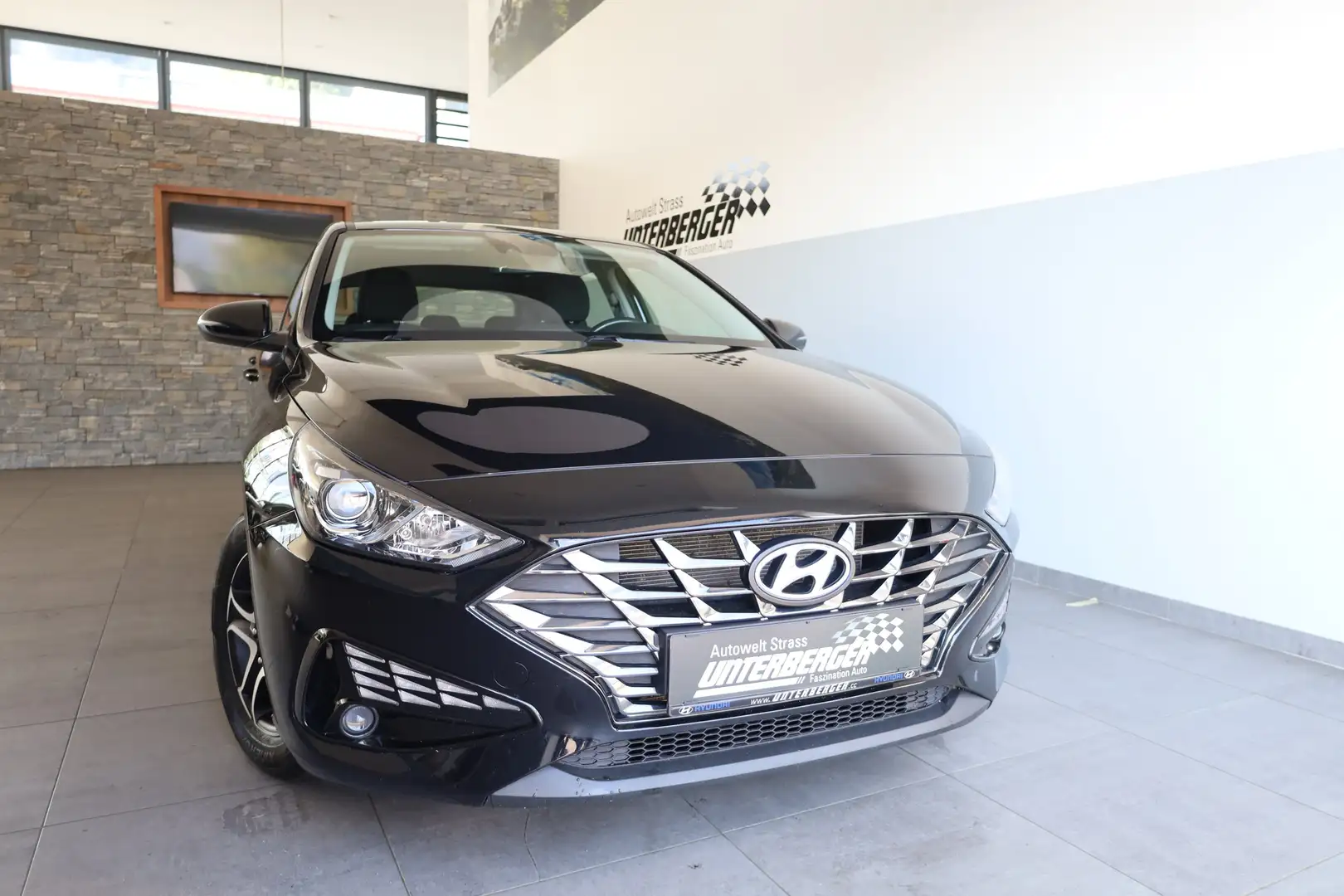 Hyundai i30 PD i-Line Plus 1,5 DPI Schwarz - 2