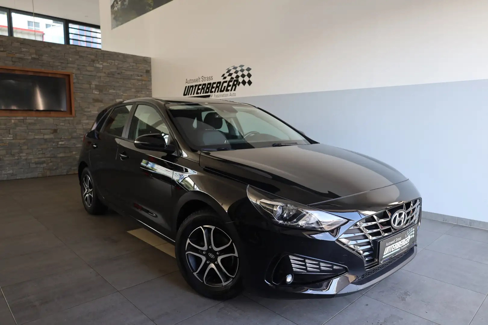 Hyundai i30 PD i-Line Plus 1,5 DPI Schwarz - 1