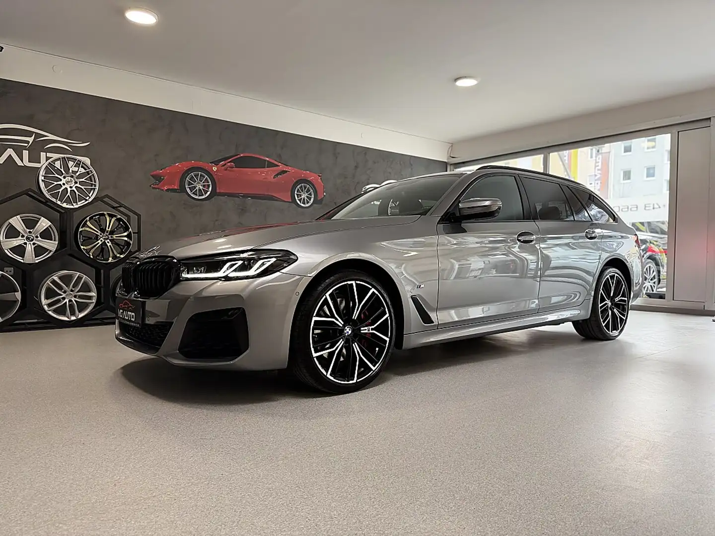 BMW 520 d Kombi xDrive Aut. *HEAD-UP*SPZ*AHK*HARMAN/KAR... Grau - 1