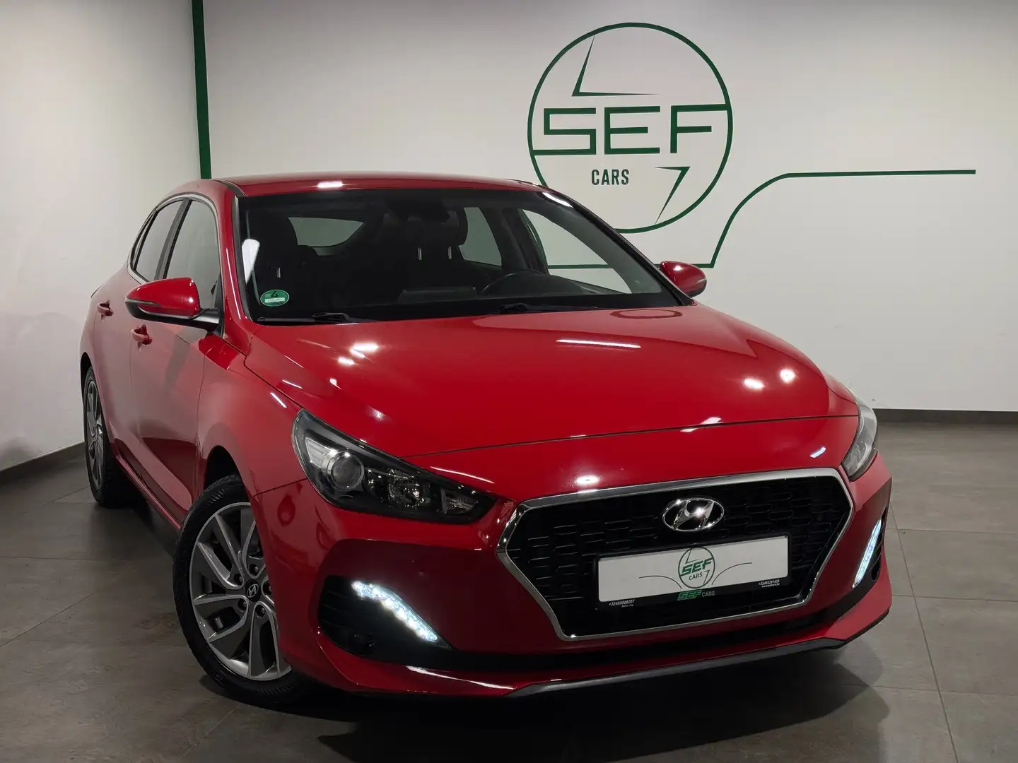Hyundai i30 * Fastback * 1.6 CRDi * Feel * Garantie 12 mois * Rood - 1