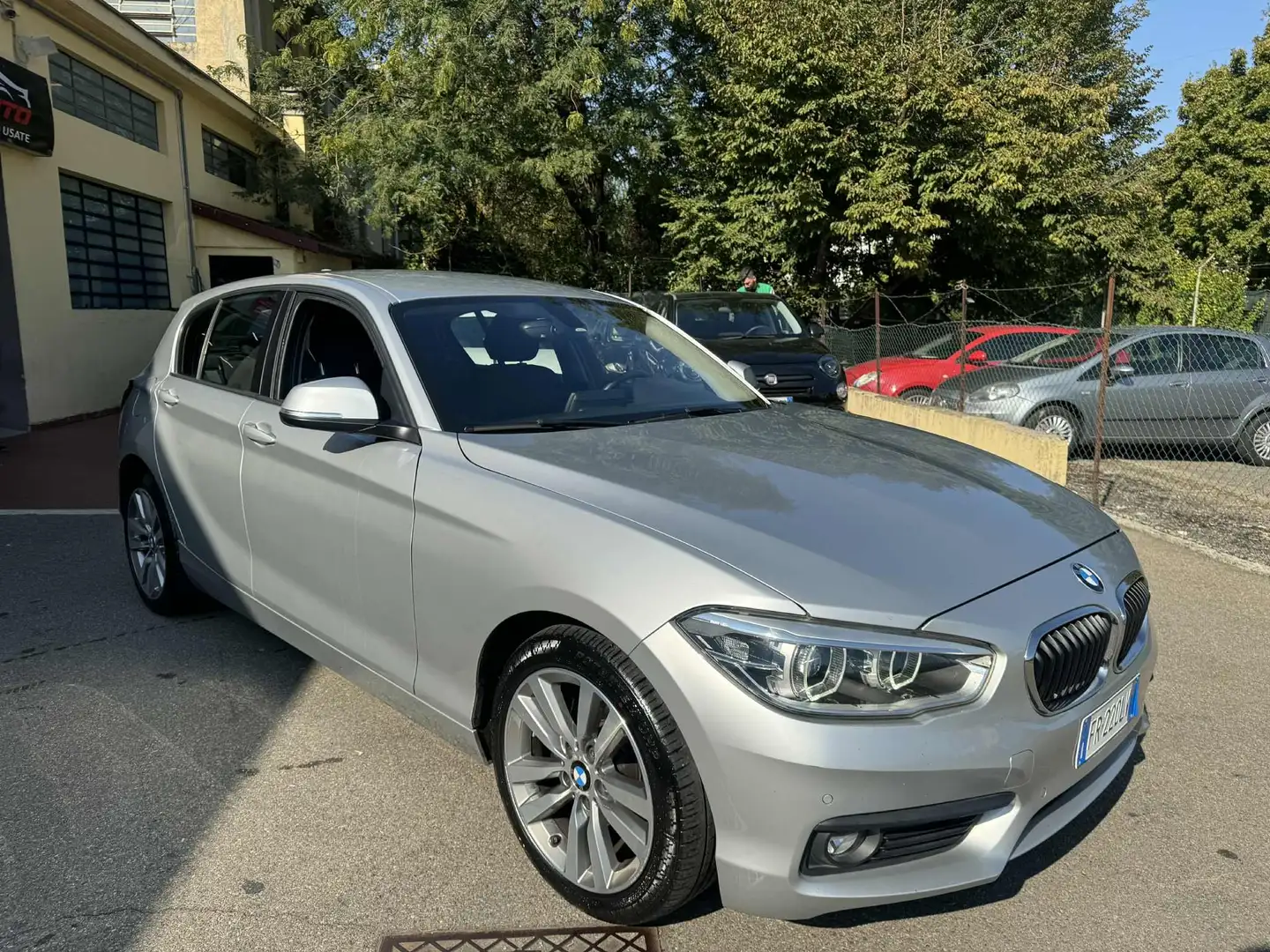 BMW 116 Serie 1 F/20-21 2015 116d Urban 5p Gris - 2