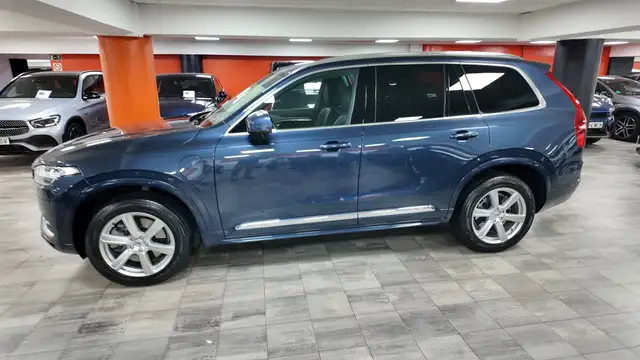 Volvo XC90 view 3