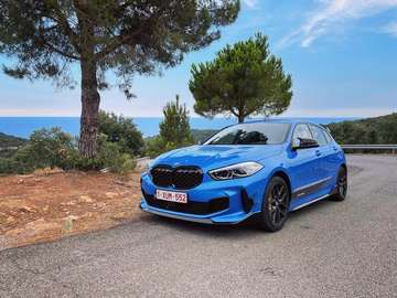 BMW M135i xDrive – Misano Blue – Volledige Akrapov