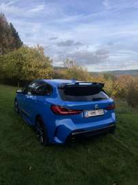 BMW M135i xDrive – Misano Blue – Volledige Akrapov