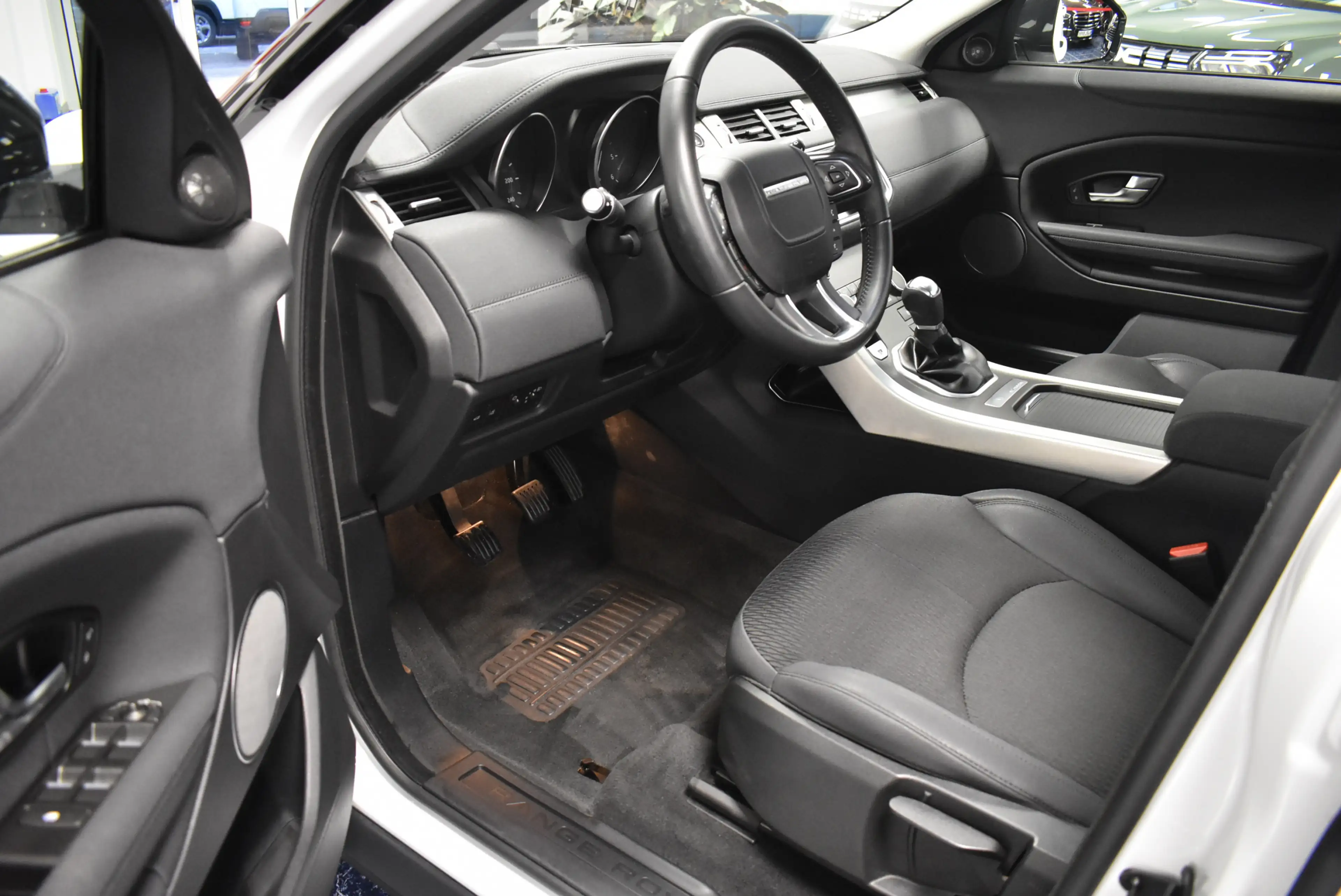 Land Rover Range Rover Evoque 2,0 D 2WD Pure Temp PDC 1Hand — photo 6
