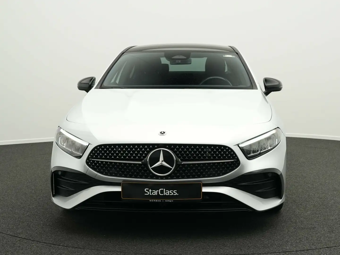 Mercedes-Benz A 180 A 180 Lim AMG-Line LED+Pano+Night+Kamera AMG Line Zilver - 2