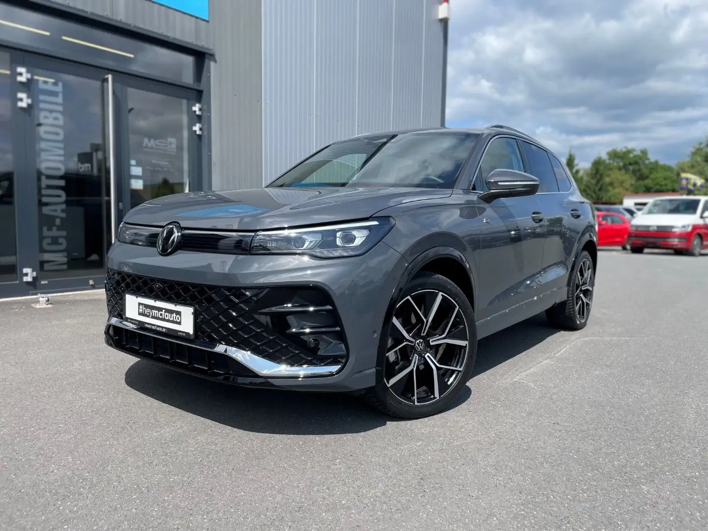 Volkswagen Tiguan 1.5 eTSI R-Line *Pano*Matrix*HuD*20Zoll Grau - 2