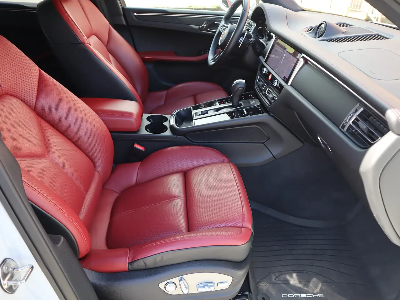 Porsche Macan photo Porsche Macan